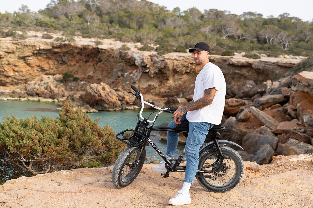 lilbuddy edge black mit männlichen model in ibiza