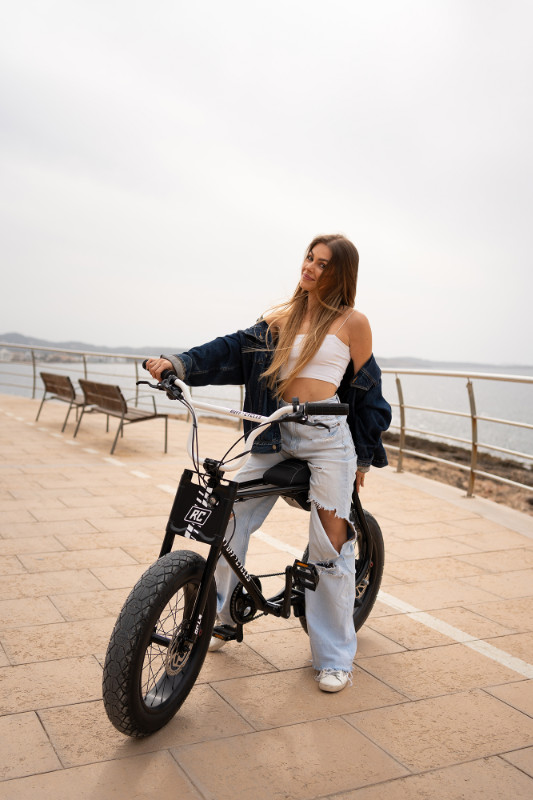 lilbuddy edge schwarz mit model in ibiza