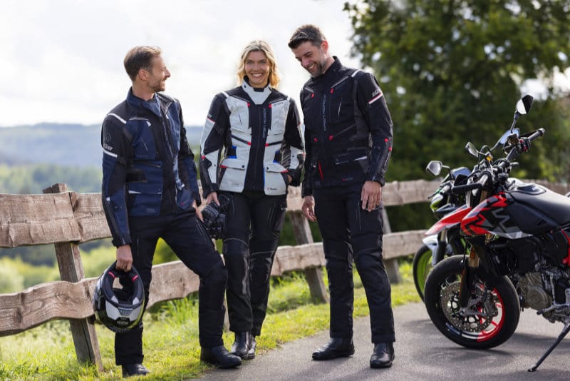 Motorradfahrer in der Natur