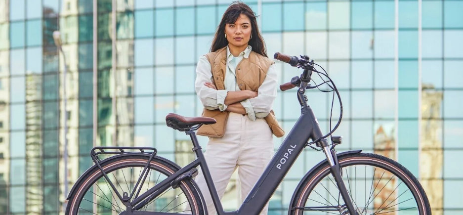 Popal Fahrräder - Stadtfein Frau mit Citybike
