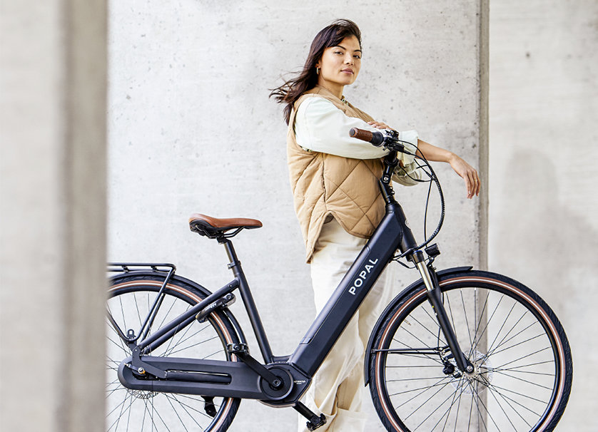 Modernes Radfahren mit Popal Frau schiebt Stadtrad