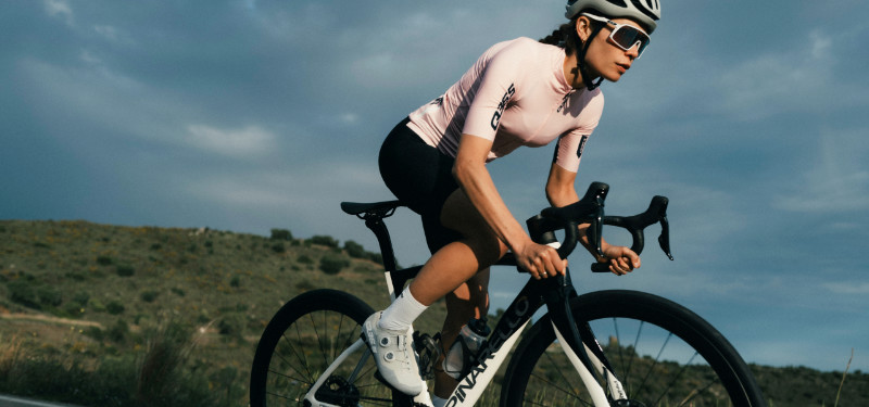 Frau mit Q36.5 Roadbike-Outfit auf Pinarello Rennrad