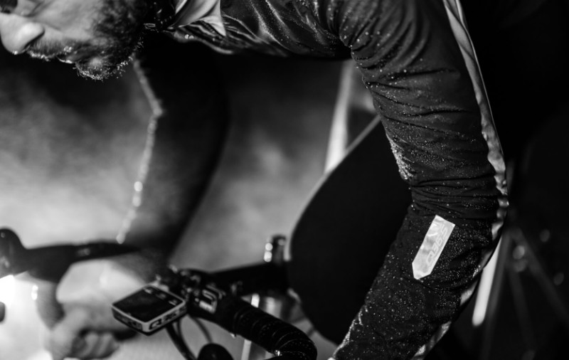 Mann auf Rennrad bei Regen mit Q36.5 Jacke