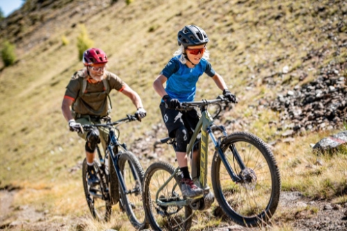 Feude und Vertrauen beim Radfahren Vater und Sohn beim Mountainbiken