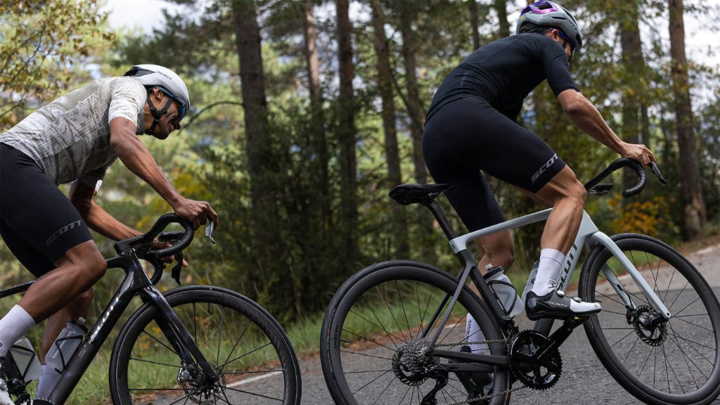 Zwei Radfahrer schnell unterwegs mit den Scott Lightweight Rennrädern