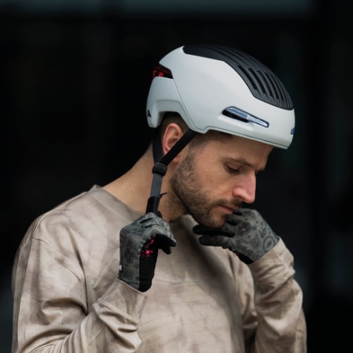 Mann schließt seinen Fahrradhelm