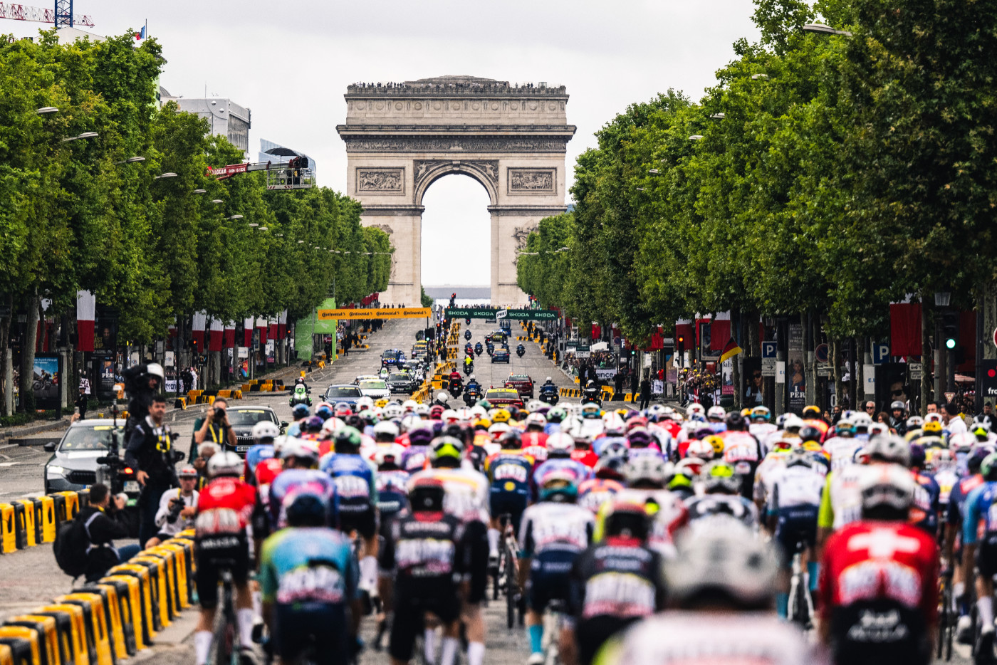 Rennradfahrer der Tour de France fahren auf den Arc de Triomphe zu