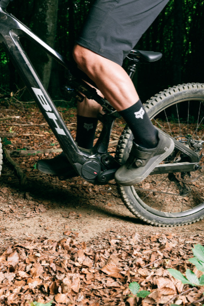 Biker auf BH Bikes Enduro E-Bike mit Avinox M2S Antrieb