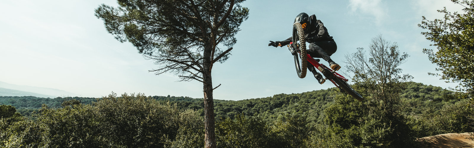 Biker springt mit einem BH Bikes Enduro Fully