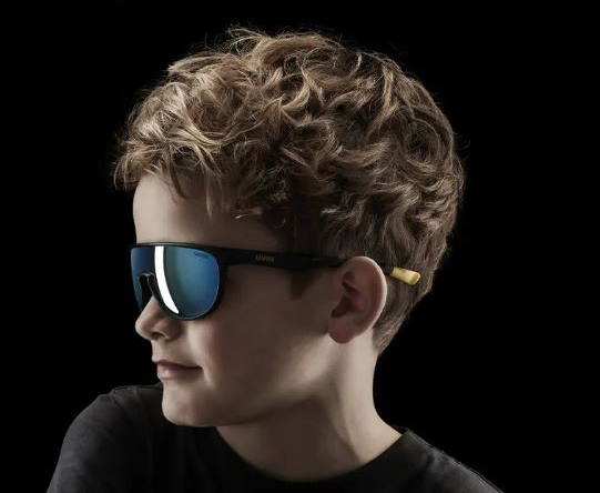 Junge mit stylischer Brille