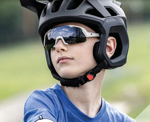 Junge mit Vollvisierhelm und Fahrradbrille