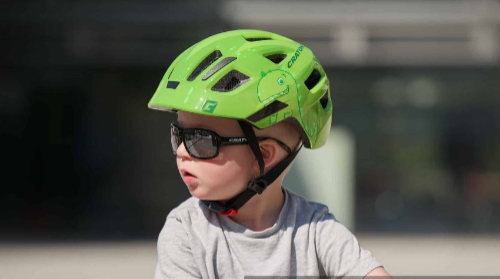kind mit fahrradhelm und fahrradbrille