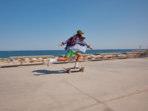 Mädchen mit Skateboardr