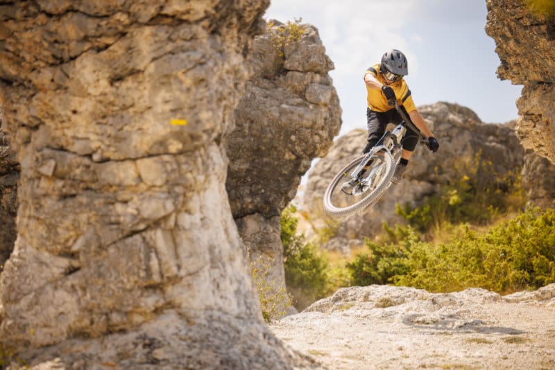 Biker springt mit einem All Mountain Bike von Bulls