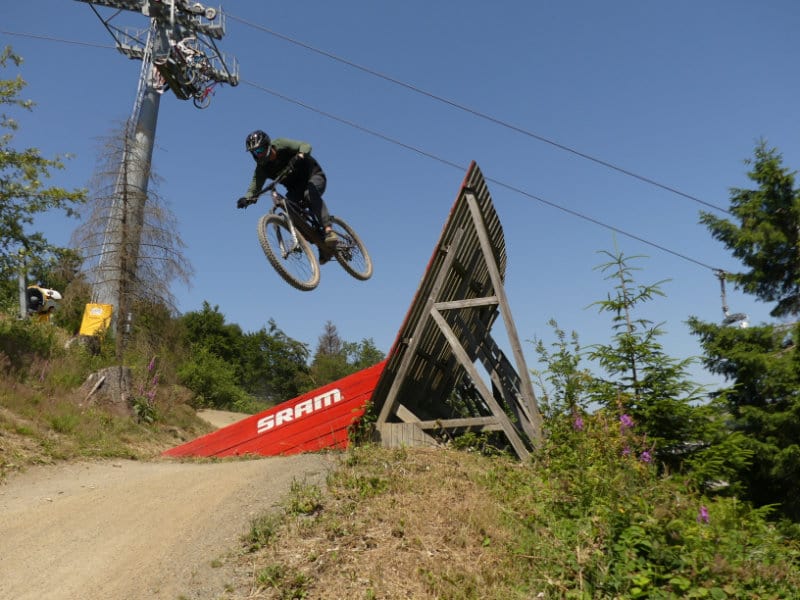 Downhill Action mit einem Bulls Enduro Bike