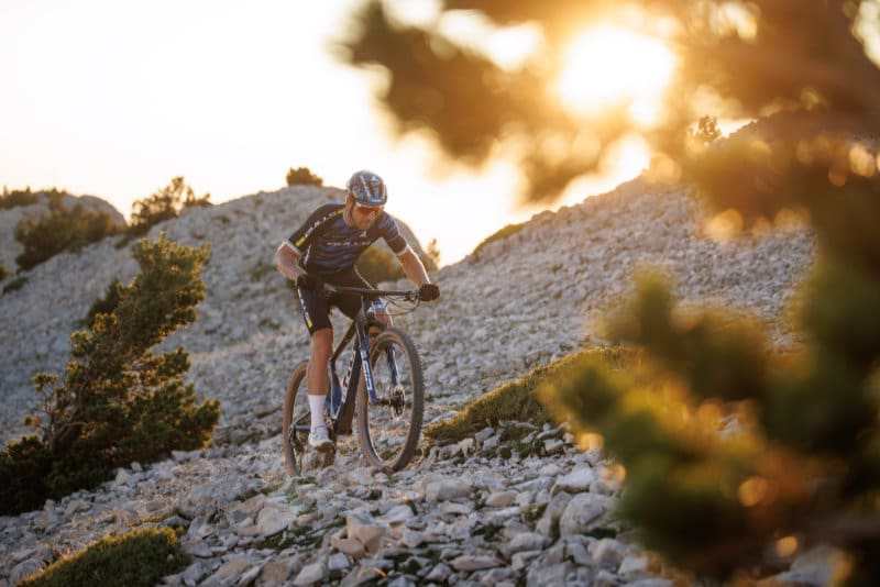 Biker bezwingt einen Anstieg über Geröll mit einem Bulls Trailbike
