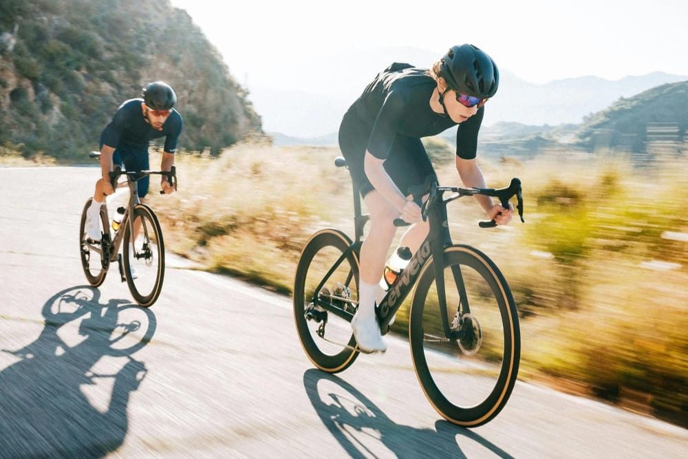 Zwei Radfahrer auf Cervelo Roadbike unterwegs