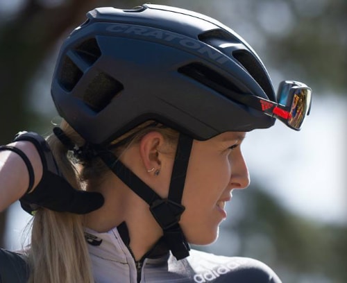 Frau mit Haarzopf und Helm