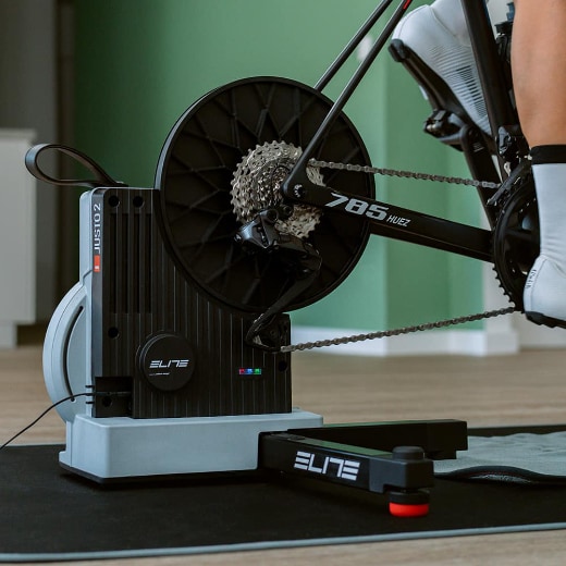 Trainiere mit Direkantriebs-Rollentrainer