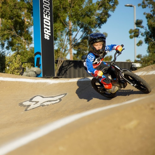 Kinder mit Vollvisierhelm auf Fahrrad