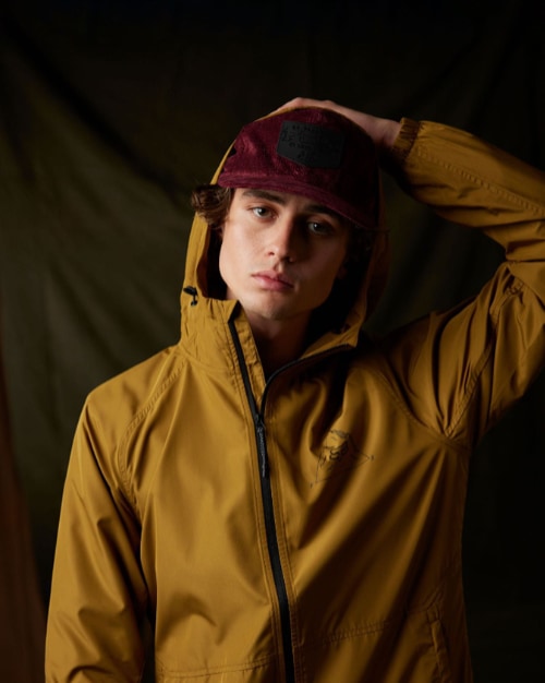 Junger Mann mit stylischem Cap