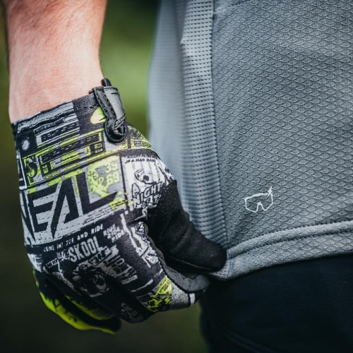 Lange Radhandschuhe schützen vor Verletzungen