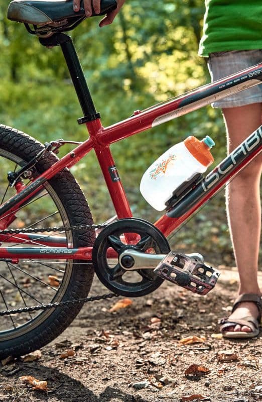 Rotes Kinderrad mit Trinkflasche im Rahmendreieck