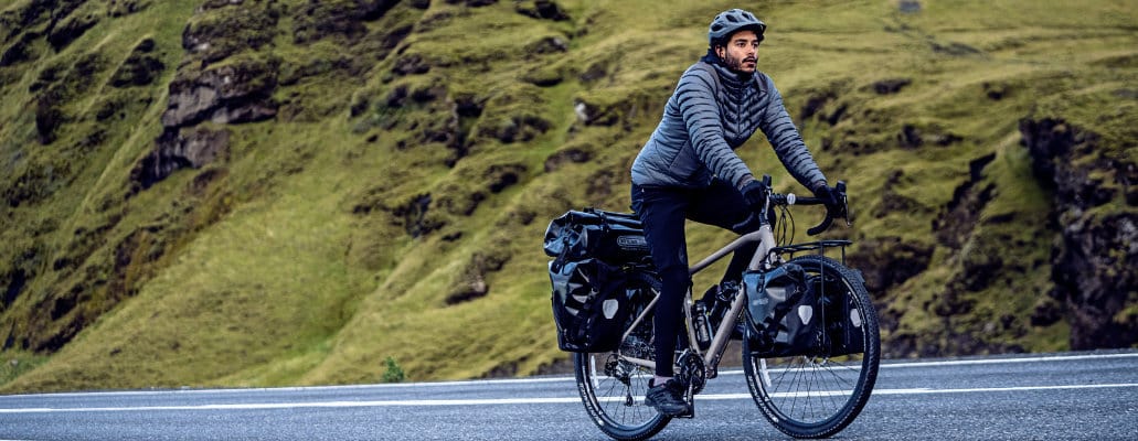 Bikepacker mit Taschen von Ortlieb
