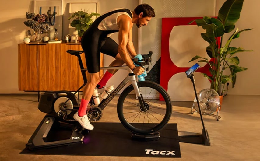 Sportler trainiert auf einem Rollentrainer