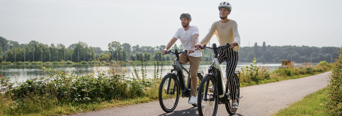 Zwei Radfahrer mit Pegasus E-Trekking Bikes unterwegs in der Natur