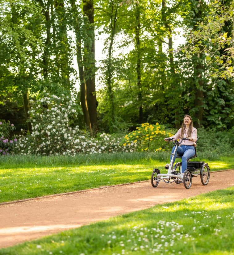 Junge Frau auf Dreirad für Erwachsene