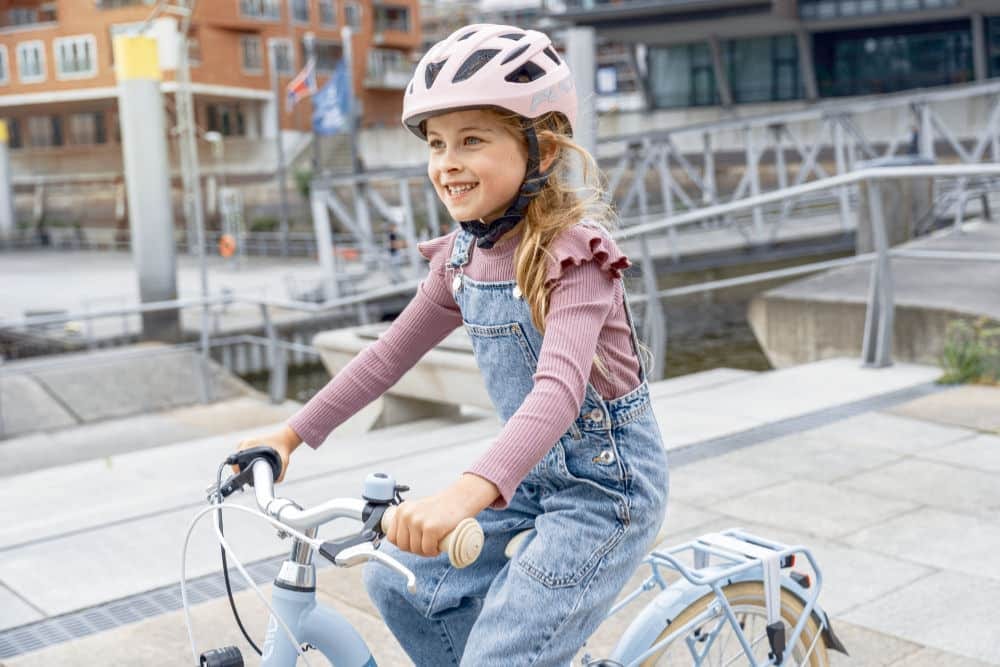 Kind mit Fahrradhelm