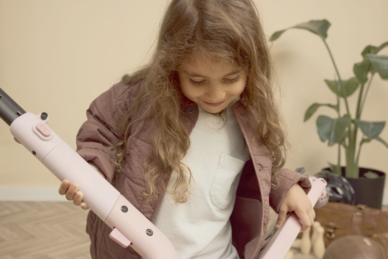 Mädchen mit Puky Push Kinderroller