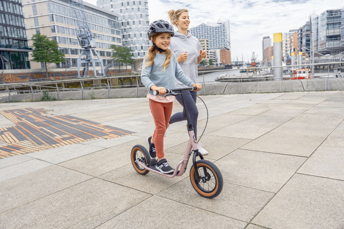 Mädchen mit Puky R07 Roller