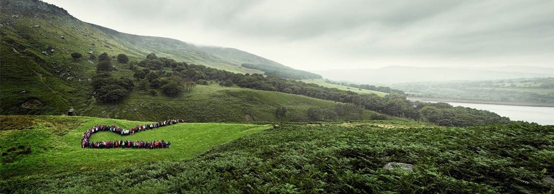 Menschen bilden Regatta Logo in der Natur