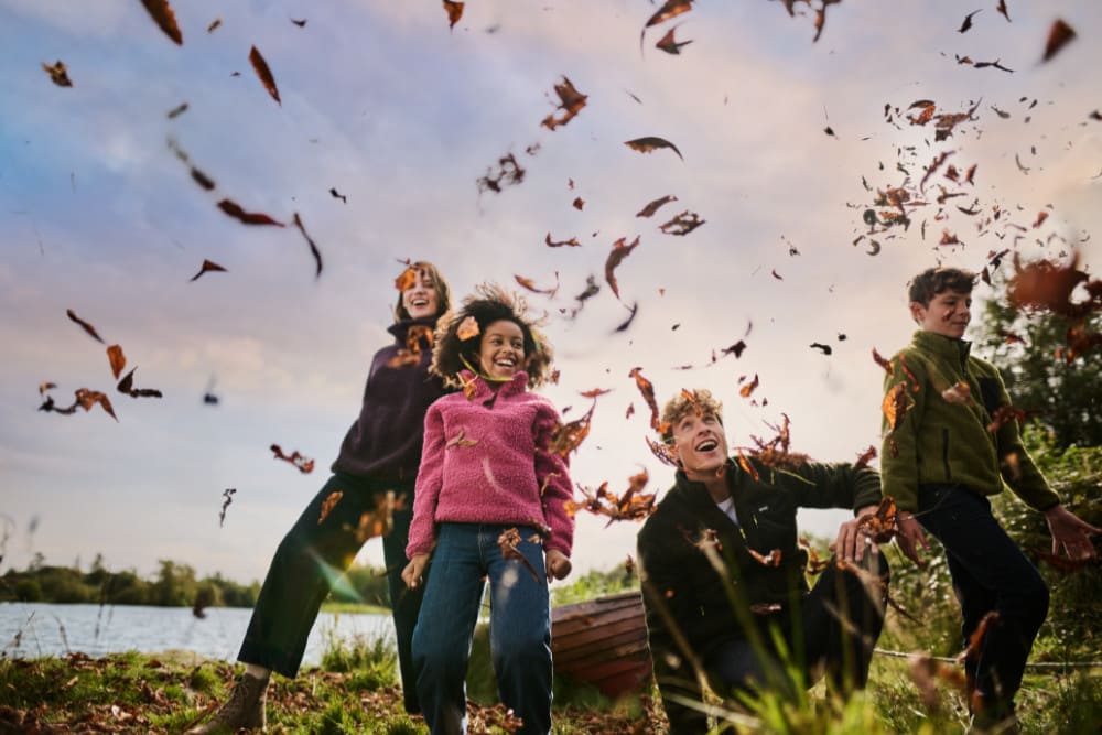 Familie wandert in der Natur