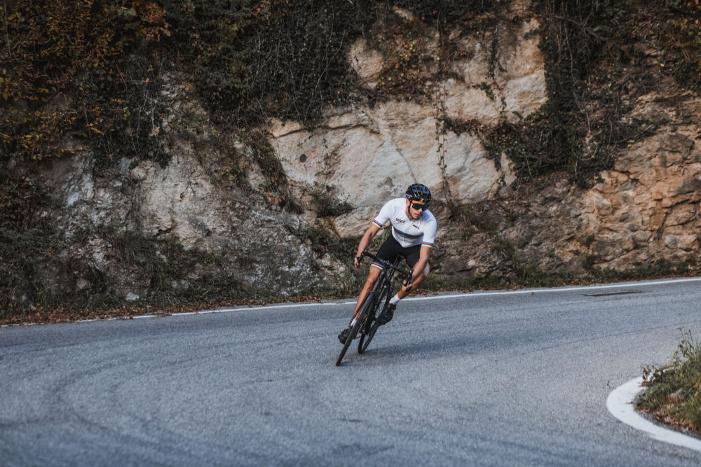 Rennradfahrer mit hochwertiger Santini Radsportbekleidung