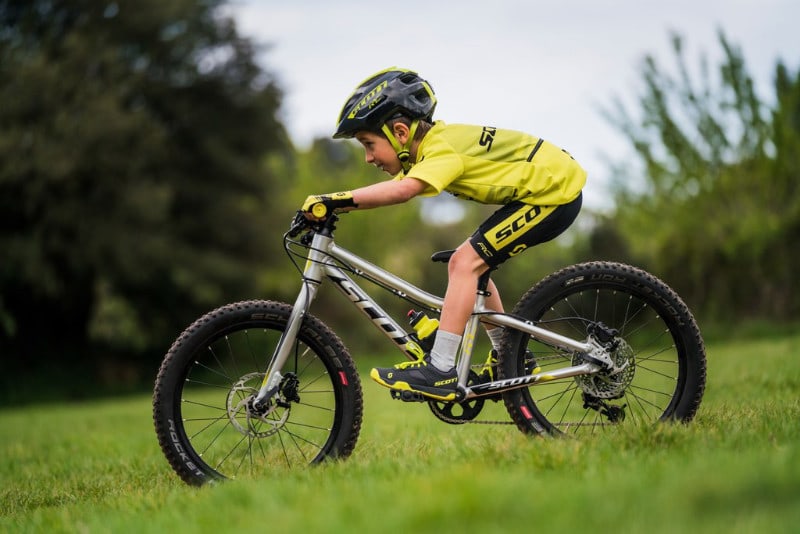 Junger Biker mit Scott Bekleidung unterwegs