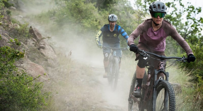 Biker und Bikerin auf dem Trail mit Scott Bekleidung