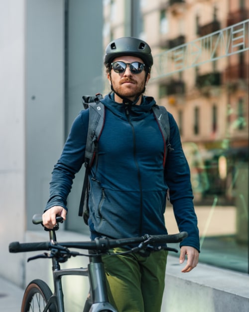 Radfahrer schiebt sein Fahrrad in der Stadt