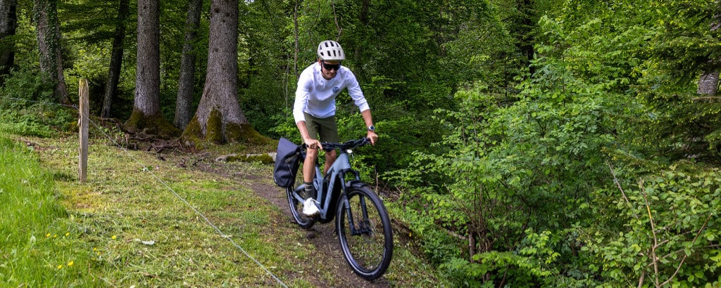 Biker auf einem Scott E-Mountainbike Fully All Terrain