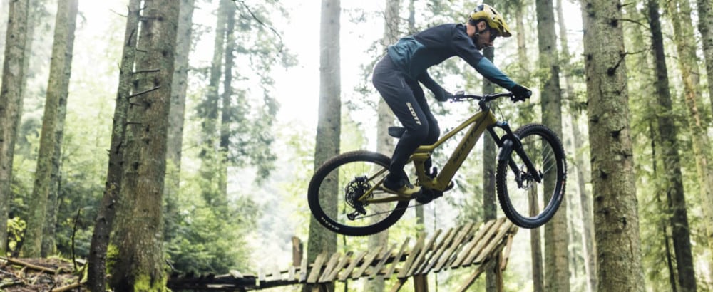 Biker springt von einer North Shore