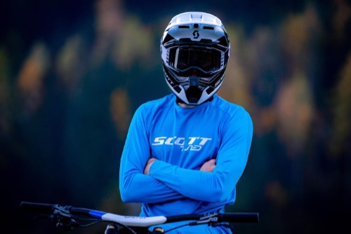 Mountainbiker mit Integralhelm