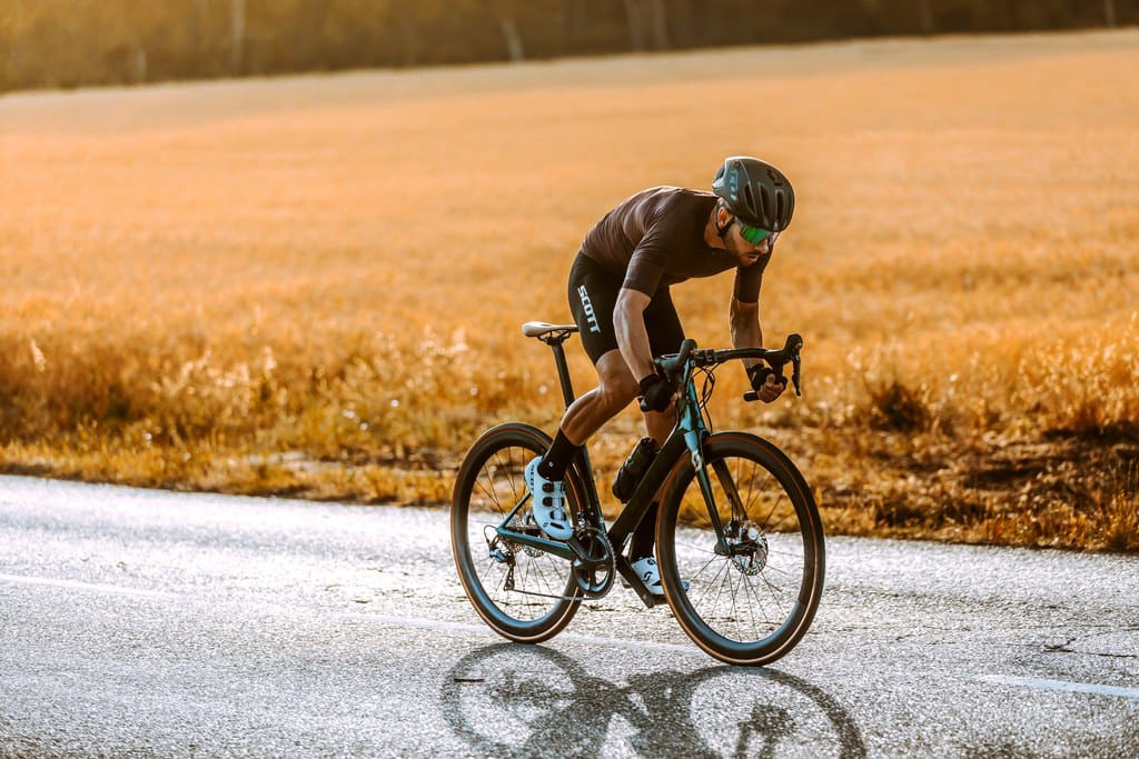 Rennradfahrer im Abendlicht