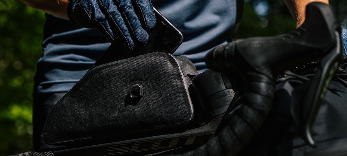 In einer Oberrohrtasche (Top-Tube-Tasche) sollten Sachen verstaut werden, die man während des Fahrens benötigt