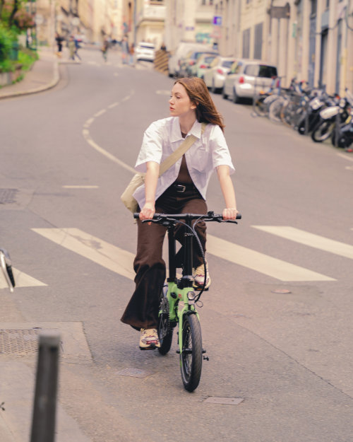 Frau auf UTO Faltrad in der City