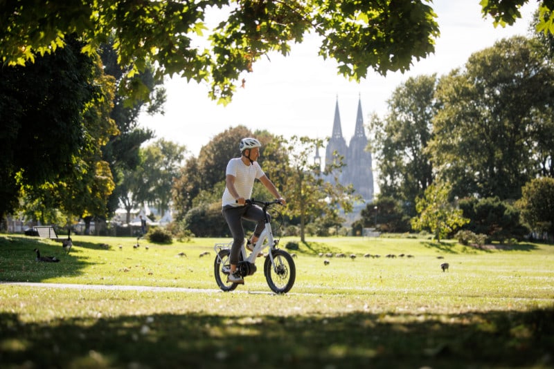E-Kompaktrad im Grünen der Stadt